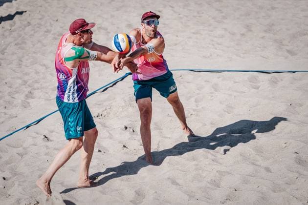 Beachvolleyball Männer Allianz German Beach Tour 2024 Tourstop Kühlungsborn 10.08.2024 v.l. Yannick Harms und Manuel Harms uneinig bei der Annahme Kühlungsborn Strand an der Seebrücke Mecklenburg-Vorpommern Deutschland