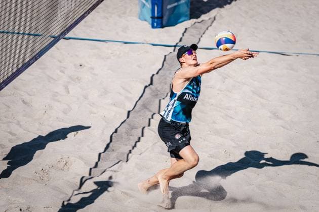 Beachvolleyball Männer Allianz German Beach Tour 2024 Tourstop Kühlungsborn 10.08.2024 Robin Sowa spielt den Ball Kühlungsborn Strand an der Seebrücke Mecklenburg-Vorpommern Deutschland