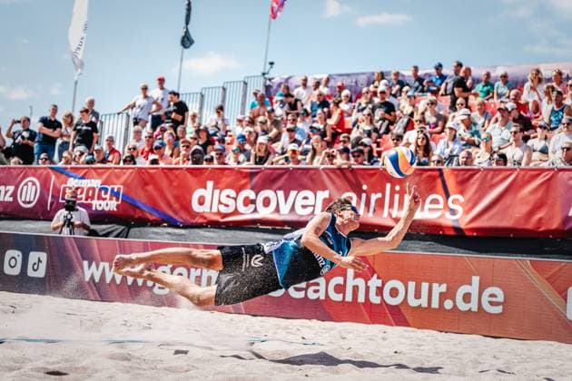 Beachvolleyball Männer Allianz German Beach Tour 2024 Tourstop Kühlungsborn 10.08.2024 Lui Wüst springt nach dem Ball Kühlungsborn Strand an der Seebrücke Mecklenburg-Vorpommern Deutschland