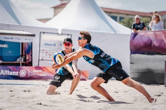 Beachvolleyball Männer Allianz German Beach Tour 2024 Tourstop Kühlungsborn 10.08.2024 v.l. Philipp Huster und Lui Wüst streiten um die Annahme Kühlungsborn Strand an der Seebrücke Mecklenburg-Vorpommern Deutschland