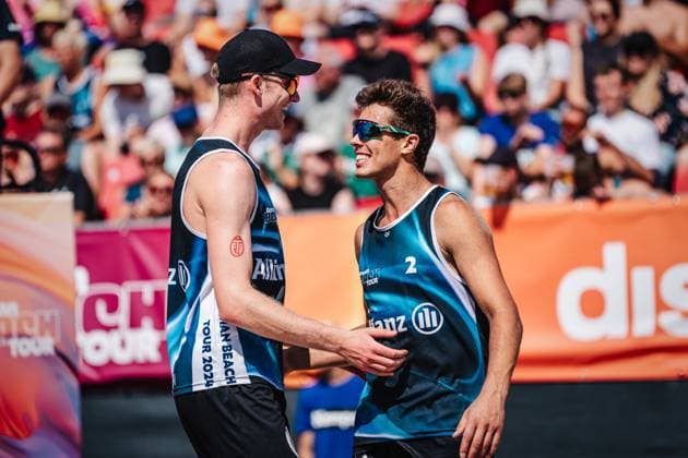 Beachvolleyball Männer Allianz German Beach Tour 2024 Tourstop Kühlungsborn 10.08.2024 v.l. Philipp Huster und Lui Wüst freuen sich und jubeln Kühlungsborn Strand an der Seebrücke Mecklenburg-Vorpommern Deutschland