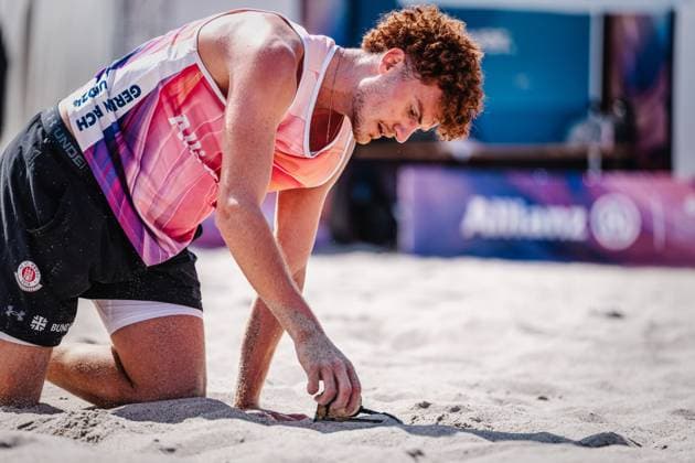 Beachvolleyball Männer Allianz German Beach Tour 2024 Tourstop Kühlungsborn 10.08.2024 Max Just hebt seine Brille auf Kühlungsborn Strand an der Seebrücke Mecklenburg-Vorpommern Deutschland
