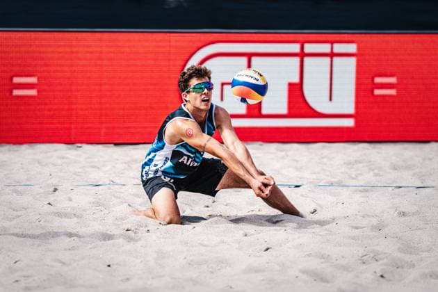 Beachvolleyball Männer Allianz German Beach Tour 2024 Tourstop Kühlungsborn 10.08.2024 Lui Wüst spielt den Ball Kühlungsborn Strand an der Seebrücke Mecklenburg-Vorpommern Deutschland