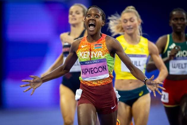 Bilder des Jahres 2024, Sport 08 August Sport Themen der Woche KW32 Sport Bilder des Tages Paris 2024 Olympic Games, Olympische Spiele, Olympia, OS Stade de France, Paris, France 10 8 2024 Women™s 1500m Final Kenya™s Faith Kipyegon celebrates winning gold Faith Kipyegon celebrates winning gold 10 8 2024  Copyright: x INPHO MorganxTreacyx MT2_3039_1