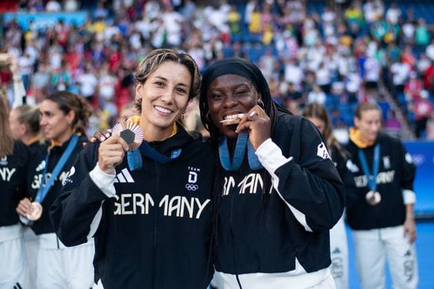 Sara Doorsoun (Deutschland, 13), Nicole Anyomi (Deutschland) jubeln bei der Siegerehrung auf dem Podium ueber Platz 3 und Bronze, FRA, Olympische Spiele Paris 2024, Olympisches Fussballturnier, Frauen, Siegerehrung, 10.08.2024 FRA, Olympische Spiele Paris 2024, Olympisches Fussballturnier, Frauen, Siegerehrung, 10.08.2024 Paris Copyright: xEibner-Pressefoto Memmlerx EP_MMR