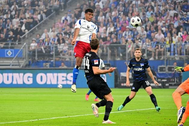 Fussball I Herren I 2. Bundesliga l Hamburger SV - Hertha BSC I 02. Spieltag I Saison 2024-2025 I HSV I 10.08.2024 I Koenigsdoerffer Ransford-Yeboah (HSV) koepft hier das 1:0 gegen Gechter Linus (Hertha BSC) , Sportplatz : Volksparkstadion, Stellingen Hamburg Deutschland