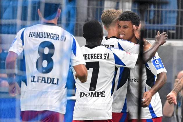 Fussball I Herren I 2. Bundesliga l Hamburger SV - Hertha BSC I 02. Spieltag I Saison 2024-2025 I HSV I 10.08.2024 I HSV Torjubel zum 1:0 Torschuetze ist Koenigsdoerffer Ransford-Yeboah (HSV) , Sportplatz : Volksparkstadion, Stellingen Hamburg Deutschland