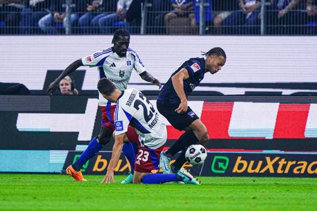 Bakery Jatta (Hamburger SV, 18), Jonas Meffert (Hamburger SV, 23), Jeremy Dudziak (Hertha BSC, 19) GER, Hamburger SV vs. Hertha BSC, Fussball, 2. Bundesliga, Spieltag 2, Saison 2024 2025, 10.08.2024 DFL REGULATIONS PROHIBIT ANY USE OF PHOTOGRAPHS AS IMAGE SEQUENCES AND OR QUASI-VIDEO GER, Hamburger SV vs. Hertha BSC, Fussball, 2. Bundesliga, Spieltag 2, Saison 2024 2025, 10.08.2024 Hamburg
