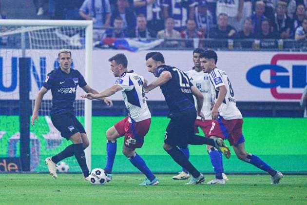 Jonas Meffert (Hamburger SV, 23), Haris Tabakovic (Hertha BSC, 25) GER, Hamburger SV vs. Hertha BSC, Fussball, 2. Bundesliga, Spieltag 2, Saison 2024 2025, 10.08.2024 DFL REGULATIONS PROHIBIT ANY USE OF PHOTOGRAPHS AS IMAGE SEQUENCES AND OR QUASI-VIDEO GER, Hamburger SV vs. Hertha BSC, Fussball, 2. Bundesliga, Spieltag 2, Saison 2024 2025, 10.08.2024 Hamburg