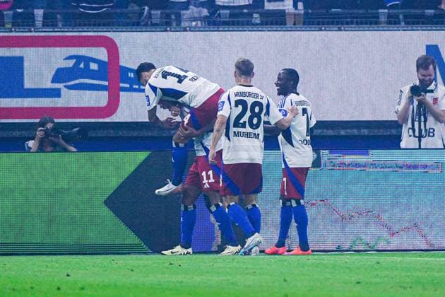 Torjubel Hamburger SV nach Tor zum 1:0 per Kopfball Ransford-Yeboah Koenigsdoerffer (Hamburger SV, 11) GER, Hamburger SV vs. Hertha BSC, Fussball, 2. Bundesliga, Spieltag 2, Saison 2024 2025, 10.08.2024 DFL REGULATIONS PROHIBIT ANY USE OF PHOTOGRAPHS AS IMAGE SEQUENCES AND OR QUASI-VIDEO GER, Hamburger SV vs. Hertha BSC, Fussball, 2. Bundesliga, Spieltag 2, Saison 2024 2025, 10.08.2024 Hamburg