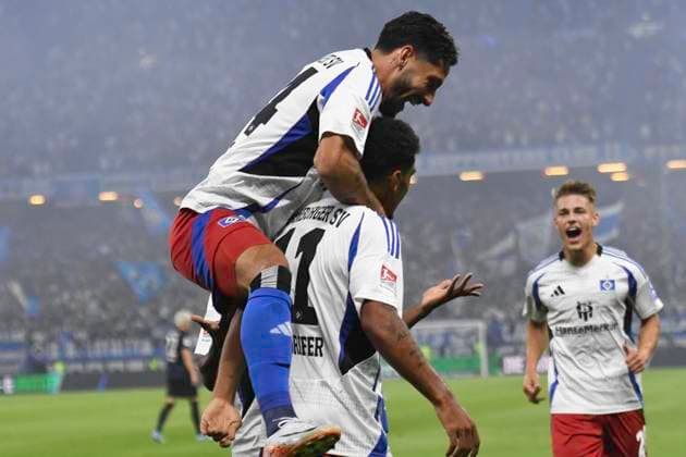 GER; 2. FBL,, Hamburger SV vs Hertha BSC 10.08.2024, Volksparkstadion, Hamburg, GER; 2. FBL, Hamburger SV vs Hertha BSC im Bild Ransford-Yeboah Koenigsdoerffer (Königsdörffer Hamburg 11) schiesst das Tor zum 1-0 fuer Hamburg und jubelt mit der Mannschaft