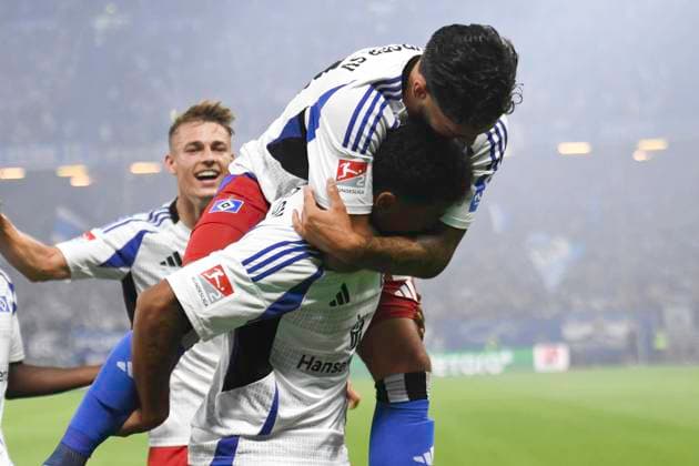 GER; 2. FBL,, Hamburger SV vs Hertha BSC 10.08.2024, Volksparkstadion, Hamburg, GER; 2. FBL, Hamburger SV vs Hertha BSC im Bild Ransford-Yeboah Koenigsdoerffer (Königsdörffer Hamburg 11) schiesst das Tor zum 1-0 fuer Hamburg und jubelt mit der Mannschaft
