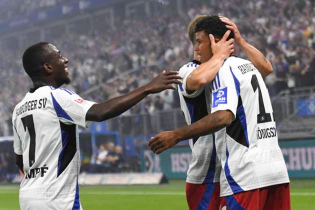 GER; 2. FBL,, Hamburger SV vs Hertha BSC 10.08.2024, Volksparkstadion, Hamburg, GER; 2. FBL, Hamburger SV vs Hertha BSC im Bild Ransford-Yeboah Koenigsdoerffer (Königsdörffer Hamburg 11) schiesst das Tor zum 1-0 fuer Hamburg und jubelt mit der Mannschaft