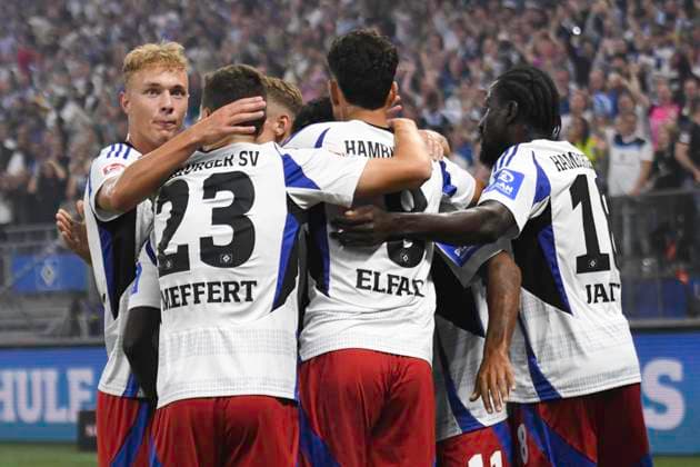 GER; 2. FBL,, Hamburger SV vs Hertha BSC 10.08.2024, Volksparkstadion, Hamburg, GER; 2. FBL, Hamburger SV vs Hertha BSC im Bild Ransford-Yeboah Koenigsdoerffer (Königsdörffer Hamburg 11) schiesst das Tor zum 1-0 fuer Hamburg und jubelt mit der Mannschaft