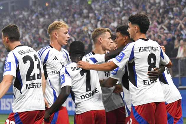 GER; 2. FBL,, Hamburger SV vs Hertha BSC 10.08.2024, Volksparkstadion, Hamburg, GER; 2. FBL, Hamburger SV vs Hertha BSC im Bild Ransford-Yeboah Koenigsdoerffer (Königsdörffer Hamburg 11) schiesst das Tor zum 1-0 fuer Hamburg und jubelt mit der Mannschaft
