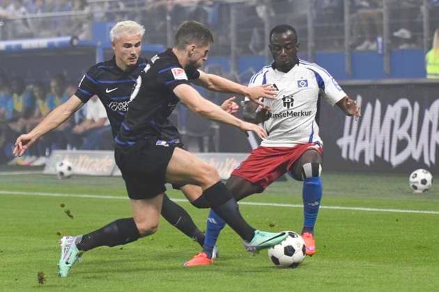 Sport Bilder des Tages GER; 2. FBL,, Hamburger SV vs Hertha BSC 10.08.2024, Volksparkstadion, Hamburg, GER; 2. FBL, Hamburger SV vs Hertha BSC im Bild Jean-Luc Dompe (Hamburg 07) versucht sich gegen Jonjoe Kenny (Berlin 16) durchzusetzen