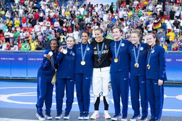 Sport Themen der Woche KW32 Sport Bilder des Tages Paris, France, August 10th 2024: Players of the United States and Goalkeeper Ann-Katrin Berger (12 Germany) are seen during the medal cermony at the Olympic Games, Olympische Spiele, Olympia, OS Paris 2024 Women Gold medal football match between Brazil and United States at Parc des Princes in Paris, France. (Ane Frosaker SPP)  Copyright: xAnexFrosakerx xSPPx spp-en-AnFrSp-_F_22177