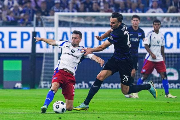 Jonas Meffert (Hamburger SV, 23), Haris Tabakovic (Hertha BSC, 25) GER, Hamburger SV vs. Hertha BSC, Fussball, 2. Bundesliga, Spieltag 2, Saison 2024 2025, 10.08.2024 DFL REGULATIONS PROHIBIT ANY USE OF PHOTOGRAPHS AS IMAGE SEQUENCES AND OR QUASI-VIDEO GER, Hamburger SV vs. Hertha BSC, Fussball, 2. Bundesliga, Spieltag 2, Saison 2024 2025, 10.08.2024 Hamburg