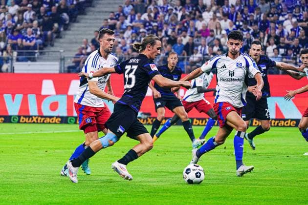 Torschuss Torchance Michal Karbownik (Hertha BSC, 33) GER, Hamburger SV vs. Hertha BSC, Fussball, 2. Bundesliga, Spieltag 2, Saison 2024 2025, 10.08.2024 DFL REGULATIONS PROHIBIT ANY USE OF PHOTOGRAPHS AS IMAGE SEQUENCES AND OR QUASI-VIDEO GER, Hamburger SV vs. Hertha BSC, Fussball, 2. Bundesliga, Spieltag 2, Saison 2024 2025, 10.08.2024 Hamburg