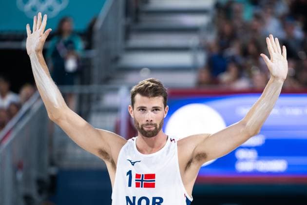 240810 Anders Mol of Norway in the men s bronze medal Beach volleyball, Beachvolleyball match between Qatar and Norway during day 15 of the Paris 2024 Olympic Games, Olympische Spiele, Olympia, OS on August 10, 2024 in Paris. Photo: Ludvig Thunman BILDBYRAN kod LT LT0670 beachvolleyboll beach volleyball sandvolleyball olympic games olympics os ol olympiska spel olympiske leker paris 2024 paris-os paris-ol 15 bbeng norge qatar norway bronsmatch bronze medal game Copyright: LUDVIGxTHUNMAN BB240810LT132