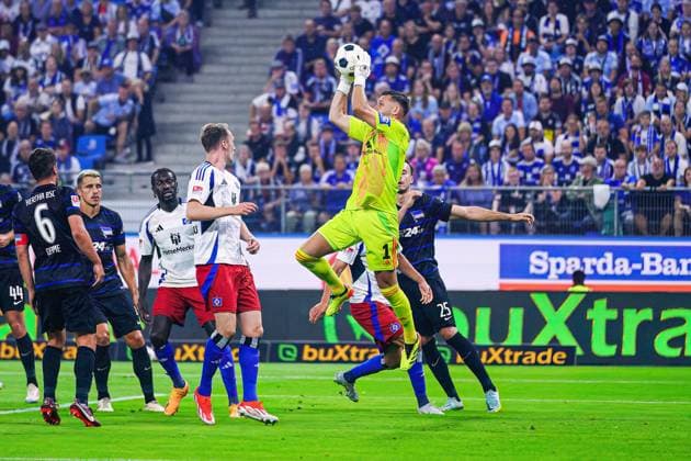 Daniel Heuer Fernandes (Hamburger SV, 01) haelt Torschuss Torchance GER, Hamburger SV vs. Hertha BSC, Fussball, 2. Bundesliga, Spieltag 2, Saison 2024 2025, 10.08.2024 DFL REGULATIONS PROHIBIT ANY USE OF PHOTOGRAPHS AS IMAGE SEQUENCES AND OR QUASI-VIDEO GER, Hamburger SV vs. Hertha BSC, Fussball, 2. Bundesliga, Spieltag 2, Saison 2024 2025, 10.08.2024 Hamburg