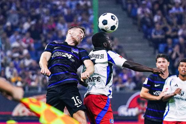 Kopfballduell Luftzweikampf Jonjoe Kenny (Hertha BSC, 16) und Jean-Luc Dompe (Hamburger SV, 07) GER, Hamburger SV vs. Hertha BSC, Fussball, 2. Bundesliga, Spieltag 2, Saison 2024 2025, 10.08.2024 DFL REGULATIONS PROHIBIT ANY USE OF PHOTOGRAPHS AS IMAGE SEQUENCES AND OR QUASI-VIDEO GER, Hamburger SV vs. Hertha BSC, Fussball, 2. Bundesliga, Spieltag 2, Saison 2024 2025, 10.08.2024 Hamburg