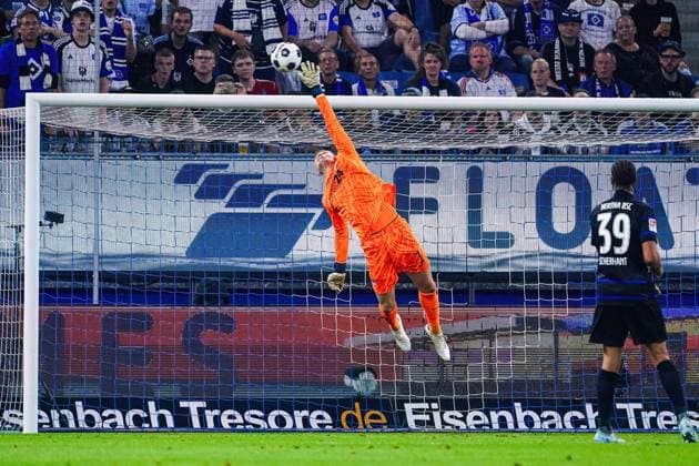 Tjark Ernst (Hertha BSC, 01) haelt Torschuss Torchance GER, Hamburger SV vs. Hertha BSC, Fussball, 2. Bundesliga, Spieltag 2, Saison 2024 2025, 10.08.2024 DFL REGULATIONS PROHIBIT ANY USE OF PHOTOGRAPHS AS IMAGE SEQUENCES AND OR QUASI-VIDEO GER, Hamburger SV vs. Hertha BSC, Fussball, 2. Bundesliga, Spieltag 2, Saison 2024 2025, 10.08.2024 Hamburg