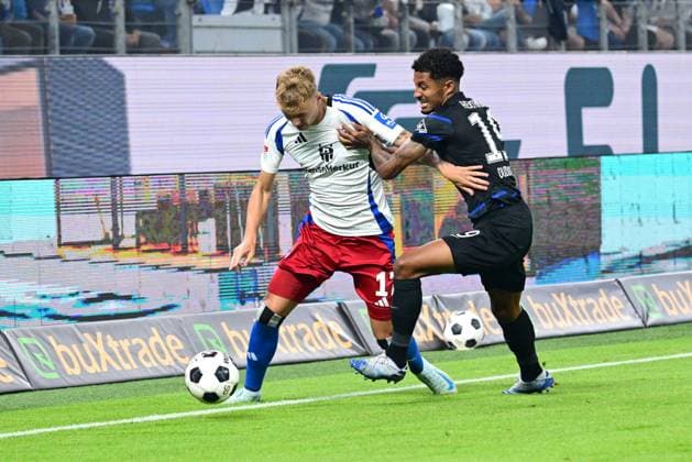 Fussball I Herren I 2. Bundesliga l Hamburger SV - Hertha BSC I 02. Spieltag I Saison 2024-2025 I HSV I 10.08.2024 I v.l. Karabec Adam (HSV) , Dudziak Jeremy (Hertha BSC) , Sportplatz : Volksparkstadion, Stellingen Hamburg Deutschland