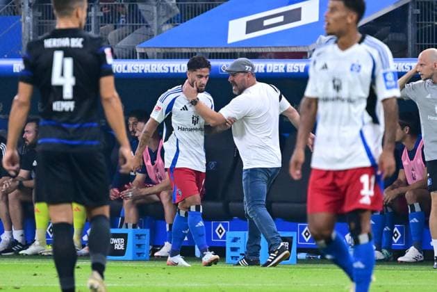 Fussball I Herren I 2. Bundesliga l Hamburger SV - Hertha BSC I 02. Spieltag I Saison 2024-2025 I HSV I 10.08.2024 I v.l. Reis Ludovit (HSV) , Baumgart Steffen Trainer (HSV) , Sportplatz : Volksparkstadion, Stellingen Hamburg Deutschland