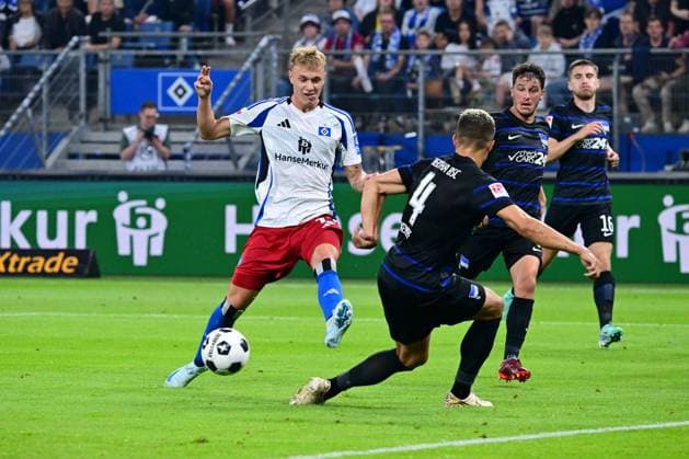 Fussball I Herren I 2. Bundesliga l Hamburger SV - Hertha BSC I 02. Spieltag I Saison 2024-2025 I HSV I 10.08.2024 I v.l. Karabec Adam (HSV) , Kempf Marc Oliver (Hertha BSC) , Sportplatz : Volksparkstadion, Stellingen Hamburg Deutschland