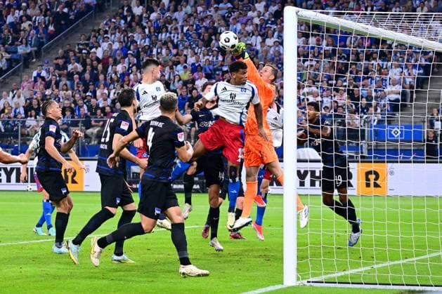 Sport Bilder des Tages Fussball I Herren I 2. Bundesliga l Hamburger SV - Hertha BSC I 02. Spieltag I Saison 2024-2025 I HSV I 10.08.2024 I v.l. Koenigsdoerffer Ransford-Yeboah (HSV) gegen Ernst Tjark (Hertha BSC) , Sportplatz : Volksparkstadion, Stellingen Hamburg Deutschland