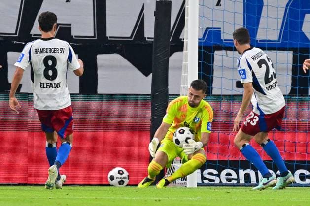 Fussball I Herren I 2. Bundesliga l Hamburger SV - Hertha BSC I 02. Spieltag I Saison 2024-2025 I HSV I 10.08.2024 I v.l. Elfadli Daniel (HSV) , Heuer Fernandes Daniel (HSV) , Meffert Jonas (HSV) , Sportplatz : Volksparkstadion, Stellingen Hamburg Deutschland