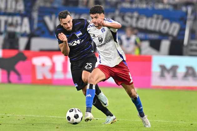 GER; 2. FBL,, Hamburger SV vs Hertha BSC 10.08.2024, Volksparkstadion, Hamburg, GER; 2. FBL, Hamburger SV vs Hertha BSC im Bild Daniel Elfadi (Hamburg 08) versucht sich gegen Haris Tabakovic (Berlin 25) durchzusetzen