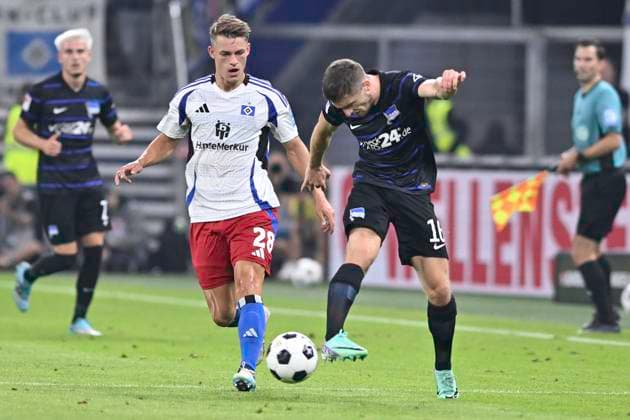 GER; 2. FBL,, Hamburger SV vs Hertha BSC 10.08.2024, Volksparkstadion, Hamburg, GER; 2. FBL, Hamburger SV vs Hertha BSC im Bild Miro Muheim (Hamburg 28) versucht sich gegen Jonjoe Kenny (Berlin 16) durchzusetzen