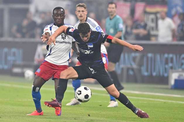 GER; 2. FBL,, Hamburger SV vs Hertha BSC 10.08.2024, Volksparkstadion, Hamburg, GER; 2. FBL, Hamburger SV vs Hertha BSC im Bild Jean-Luc Dompe (Hamburg 07) versucht sich gegen Diego Demme (Berlin 06) durchzusetzen