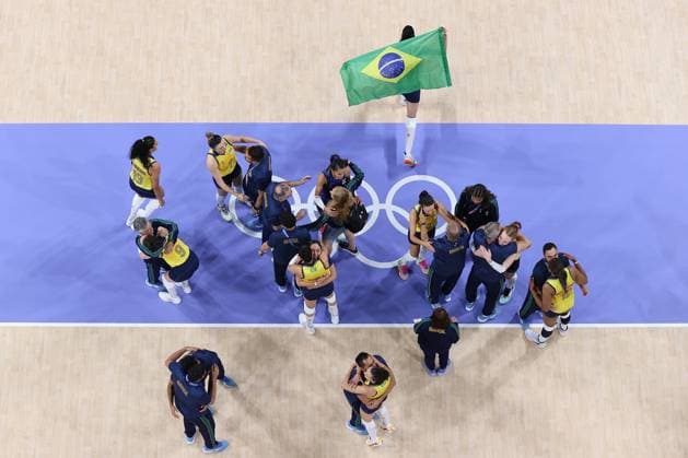 (240810) -- PARIS, Aug. 10, 2024 -- Players of Brazil celebrate after winning the volleyball women s bronze medal match between Brazil and T¨¹rkiye at Paris 2024 Olympic Games, Olympische Spiele, Olympia, OS in Paris, France, on Aug. 10, 2024. ) (PARIS2024) FRANCE-PARIS-OLY-VOLLEYBALL XuxZijian 
