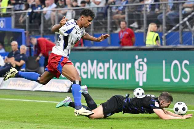 GER; 2. FBL,, Hamburger SV vs Hertha BSC 10.08.2024, Volksparkstadion, Hamburg, GER; 2. FBL, Hamburger SV vs Hertha BSC im Bild Ransford-Yeboah Koenigsdoerffer (Königsdörffer Hamburg 11) versucht sich gegen Jonjoe Kenny (Berlin 16) durchzusetzen