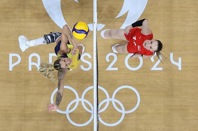 (240810) -- PARIS, Aug. 10, 2024 -- Thaisa Daher de Menezes (L) of Brazil spikes during volleyball women s bronze medal match between Brazil and T¨¹rkiye at Paris 2024 Olympic Games, Olympische Spiele, Olympia, OS in Paris, France, on Aug. 10, 2024. ) (PARIS2024) FRANCE-PARIS-OLY-VOLLEYBALL XuxZijian 