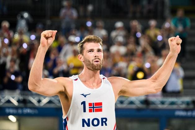 240810 Anders Mol of Norway celebrate in the men s bronze medal Beach volleyball, Beachvolleyball match between Qatar and Norway during day 15 of the Paris 2024 Olympic Games, Olympische Spiele, Olympia, OS on August 10, 2024 in Paris. Photo: Ludvig Thunman BILDBYRAN kod LT LT0670 beachvolleyboll beach volleyball sandvolleyball olympic games olympics os ol olympiska spel olympiske leker paris 2024 paris-os paris-ol 15 bbeng norge qatar norway bronsmatch bronze medal game jubel Copyright: LUDVIGxTHUNMAN BB240810LT139