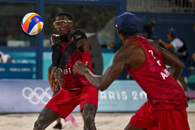 Olympische Spiele Beach volleyball, Beachvolleyball ; Paris 10.08.2024 Beach Volleyball, Spiel um Platz 3, QAT_NOR; Cherif Younousse in der Annahme, 2 Ahmed Tijan, Copyright: xBEAUTIFULxSPORTS TomxBlochx