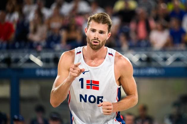 240810 Anders Mol of Norway celebrate in the men s bronze medal Beach volleyball, Beachvolleyball match between Qatar and Norway during day 15 of the Paris 2024 Olympic Games, Olympische Spiele, Olympia, OS on August 10, 2024 in Paris. Photo: Ludvig Thunman BILDBYRAN kod LT LT0670 beachvolleyboll beach volleyball sandvolleyball olympic games olympics os ol olympiska spel olympiske leker paris 2024 paris-os paris-ol 15 bbeng norge qatar norway bronsmatch bronze medal game Copyright: LUDVIGxTHUNMAN BB240810LT143