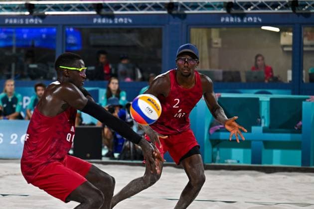 Olympische Spiele Beach volleyball, Beachvolleyball ; Paris 10.08.2024 Beach Volleyball, Spiel um Platz 3, QAT_NOR; Cherif Younousse in der Annahme, 2 Ahmed Tijan, Copyright: xBEAUTIFULxSPORTS TomxBlochx