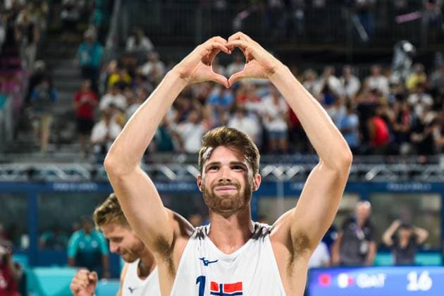 240810 Anders Mol of Norway celebrates after the men s bronze medal Beach volleyball, Beachvolleyball match between Qatar and Norway during day 15 of the Paris 2024 Olympic Games, Olympische Spiele, Olympia, OS on August 10, 2024 in Paris. Photo: Ludvig Thunman BILDBYRAN kod LT LT0670 beachvolleyboll beach volleyball sandvolleyball olympic games olympics os ol olympiska spel olympiske leker paris 2024 paris-os paris-ol 15 bbeng norge qatar norway bronsmatch bronze medal game jubel Copyright: LUDVIGxTHUNMAN BB240810LT146