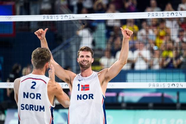 240810 Anders Mol and Christian Sorum of Norway celebrate after the men s bronze medal Beach volleyball, Beachvolleyball match between Qatar and Norway during day 15 of the Paris 2024 Olympic Games, Olympische Spiele, Olympia, OS on August 10, 2024 in Paris. Photo: Ludvig Thunman BILDBYRAN kod LT LT0670 beachvolleyboll beach volleyball sandvolleyball olympic games olympics os ol olympiska spel olympiske leker paris 2024 paris-os paris-ol 15 bbeng norge qatar norway bronsmatch bronze medal game Copyright: LUDVIGxTHUNMAN BB240810LT147