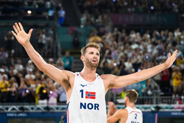 240810 Anders Mol of Norway celebrates after the men s bronze medal Beach volleyball, Beachvolleyball match between Qatar and Norway during day 15 of the Paris 2024 Olympic Games, Olympische Spiele, Olympia, OS on August 10, 2024 in Paris. Photo: Ludvig Thunman BILDBYRAN kod LT LT0670 beachvolleyboll beach volleyball sandvolleyball olympic games olympics os ol olympiska spel olympiske leker paris 2024 paris-os paris-ol 15 bbeng norge qatar norway bronsmatch bronze medal game jubel Copyright: LUDVIGxTHUNMAN BB240810LT148