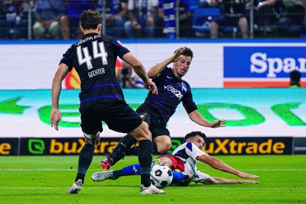 Linus Gechter (Hertha BSC, 44), Diego Demme (Hertha BSC, 06), Daniel Elfadli (Hamburger SV, 08) GER, Hamburger SV vs. Hertha BSC, Fussball, 2. Bundesliga, Spieltag 2, Saison 2024 2025, 10.08.2024 DFL REGULATIONS PROHIBIT ANY USE OF PHOTOGRAPHS AS IMAGE SEQUENCES AND OR QUASI-VIDEO GER, Hamburger SV vs. Hertha BSC, Fussball, 2. Bundesliga, Spieltag 2, Saison 2024 2025, 10.08.2024 Hamburg