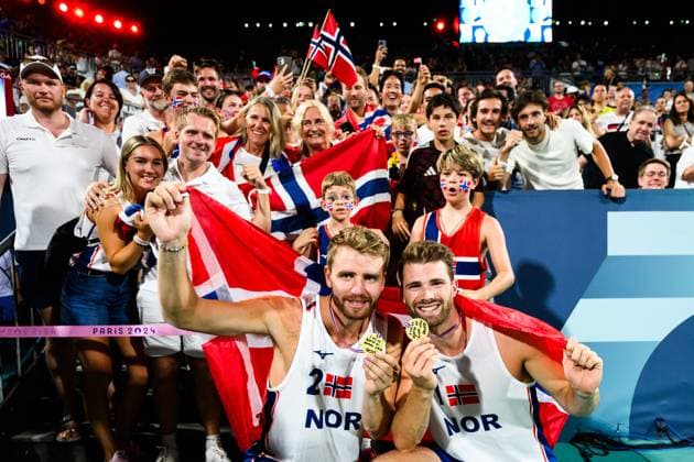 240810 Anders Mol and Christian Sorum of Norway celebrate after the men s bronze medal Beach volleyball, Beachvolleyball match between Qatar and Norway during day 15 of the Paris 2024 Olympic Games, Olympische Spiele, Olympia, OS on August 10, 2024 in Paris. Photo: Ludvig Thunman BILDBYRAN kod LT LT0670 beachvolleyboll beach volleyball sandvolleyball olympic games olympics os ol olympiska spel olympiske leker paris 2024 paris-os paris-ol 15 bbeng norge qatar norway bronsmatch bronze medal game jubel Copyright: LUDVIGxTHUNMAN BB240810LT150