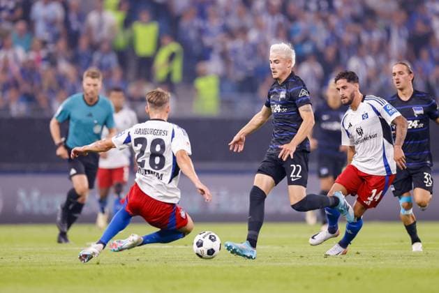 Hamburg, 10. August 2024 - Fußball, 2. Bundesliga 2024 25, Hamburger SV - Hertha BSC: Miro Muheim (Hamburger SV, 28), Marten Winkler (Hertha BSC, 22) DFL REGULATIONS PROHIBIT ANY USE OF PHOTOGRAPHS AS IMAGE SEQUENCES AND OR QUASI-VIDEO.
