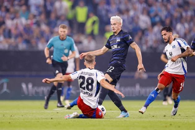 Hamburg, 10. August 2024 - Fußball, 2. Bundesliga 2024 25, Hamburger SV - Hertha BSC: Miro Muheim (Hamburger SV, 28), Marten Winkler (Hertha BSC, 22) DFL REGULATIONS PROHIBIT ANY USE OF PHOTOGRAPHS AS IMAGE SEQUENCES AND OR QUASI-VIDEO.