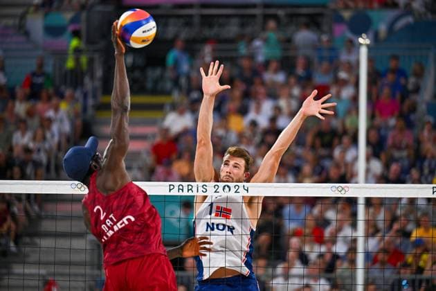 Olympische Spiele Beach volleyball, Beachvolleyball ; Paris 10.08.2024 Beach Volleyball, Spiel um Platz 3, QAT_NOR; Anders Mol im Block gegen Ahmed Tijan, Copyright: xBEAUTIFULxSPORTS TomxBlochx